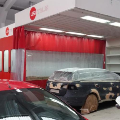 Primer plano de cabina de pintura con coche preparado para ser pintado