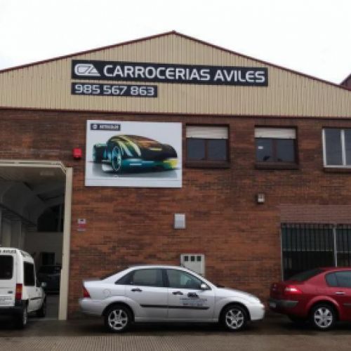Imagen de fachada de ladrillo y letrero con logotipo de Carrocerías Avilés